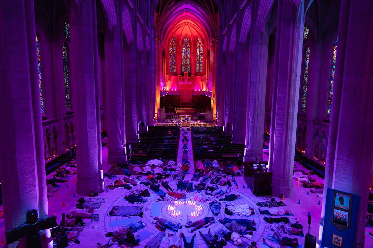 Geluidsbaden in Grace Cathedral