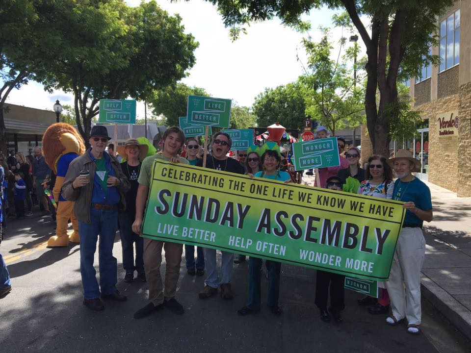 “Sunday Assembly” gemeenschapsbijeenkomst in Silicon Valley | Uitzicht op de bergen